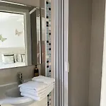 Ocean Breeze Guesthouse نازاريه