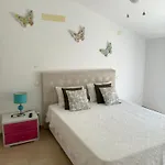 Ocean Breeze Guesthouse شقة *